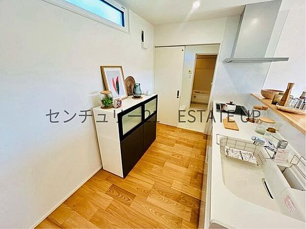 【キッチン】背面にカップボードが備わっておりたくさん収納可能です♪