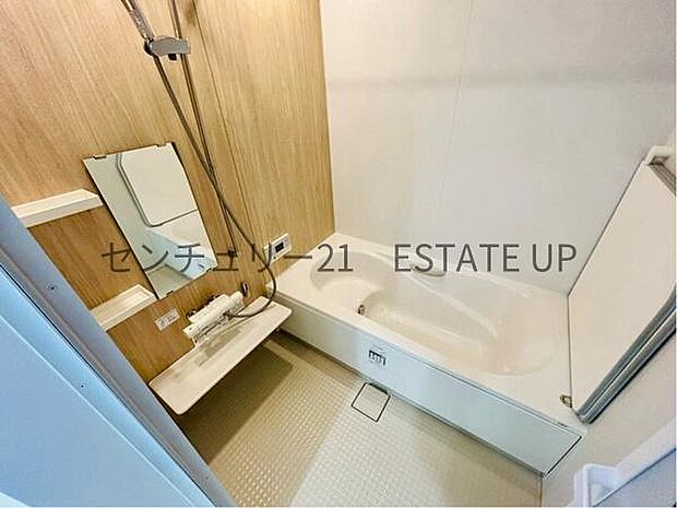 【バス】1日の疲れを癒してくれる広々としたバスルーム。