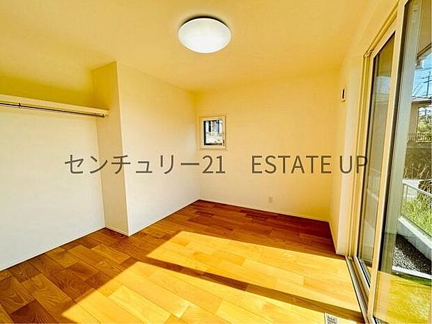 【洋室】窓がついていることで日中も明るくお部屋で過ごせます。