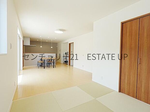 【リビング】リビングに畳の部屋があり来客室やキッズのスペース多様にご使用いただけます。