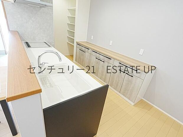 【キッチン】背面にカップボードが備わっており、家電置き場としてもご利用いただけます。作業スペースにもなるため、ご家族やご友人と料理をする際などに重宝しそうです。