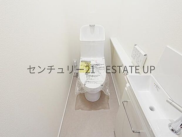 【トイレ】トイレ内に手洗いスペースを完備で鏡も置いてオシャレに。