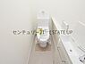 トイレ：【トイレ】トイレ内に手洗いスペースを完備で鏡も置いてオシャレに。