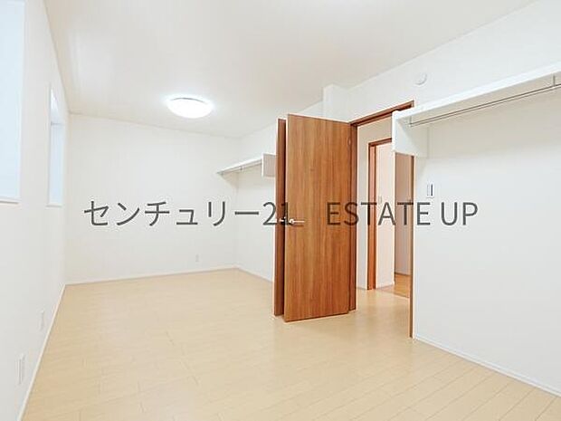 【洋室】4.5帖×2の洋室。二つの入り口で広々とした洋室です。仕切って分けてお使いもできます♪