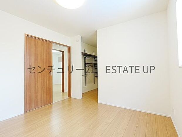 【洋室】奥に収納スペースもあるので広くご活用できます。