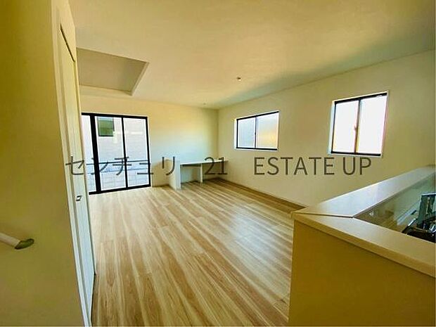 【リビング】心地いい光が差し込みます。過ごしやすいリビングで家族が快適な日々が送れます。