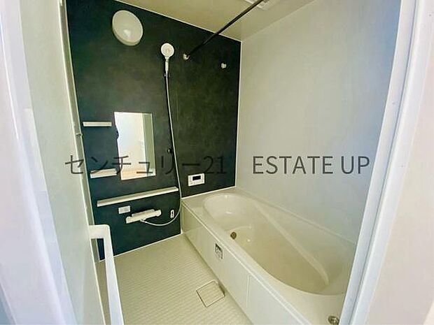 【バス】1日の疲れを癒してくれる広々としたバスルーム。