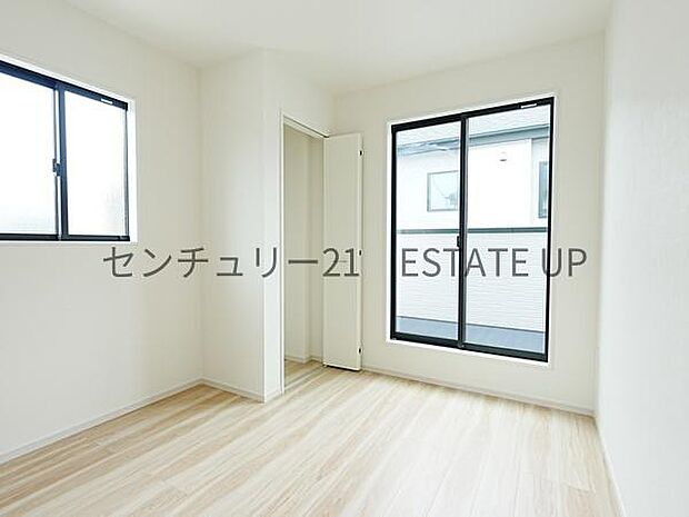 【洋室】バルコニーに出れる洋室で明るく快適な洋室です。