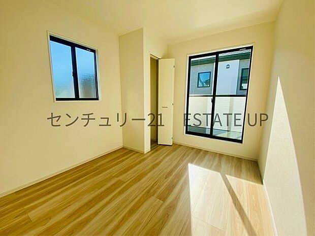 【洋室】バルコニーに出れる洋室で明るく快適な洋室です。