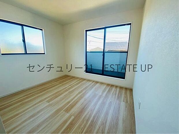 【洋室】窓がついていることで日中も明るくお部屋で過ごせます。