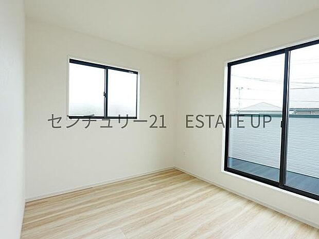 【洋室】窓がついていることで日中も明るくお部屋で過ごせます。