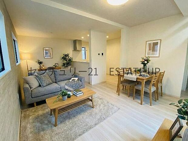 【リビング】リビング空間にキッチン。みんなで食事を楽しめる空間。※ホームステージングしているイメージ図です。