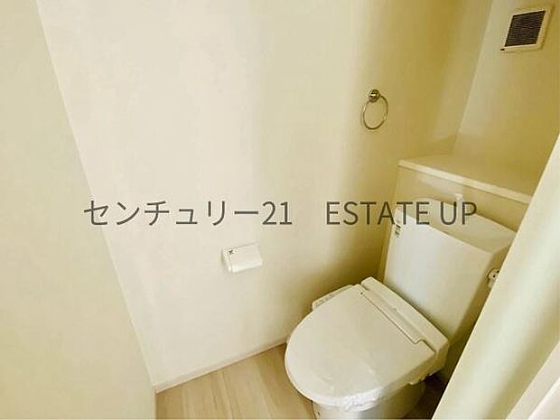 【トイレ】温水洗浄便座付きのトイレです。