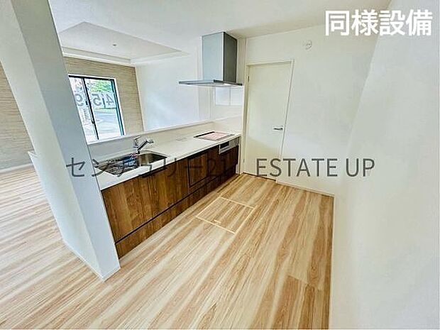 【同様設備　キッチン】解放感のあるキッチンスペースです。