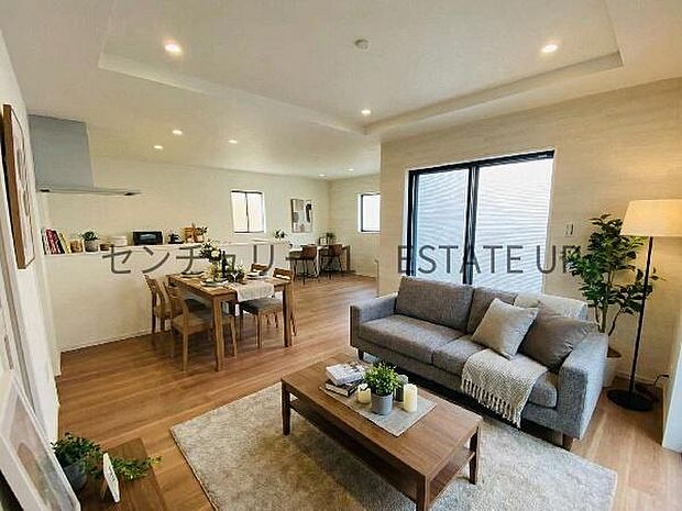 【リビング】リビング空間にキッチン。みんなで食事を楽しめる空間。※ホームステージングしているイメージ図です。