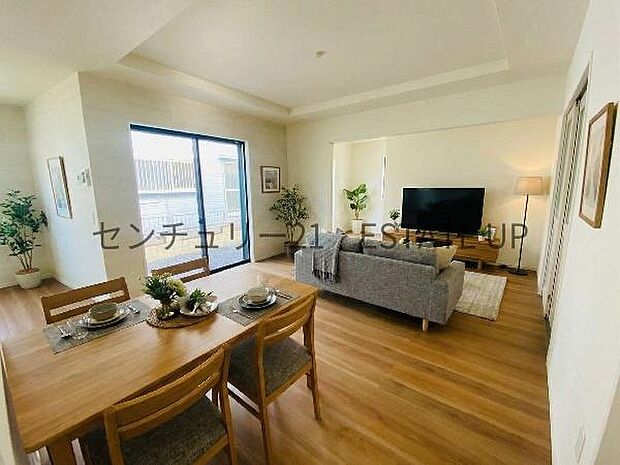 【リビング】広々としたリビング空間で、家族団らんや来客時にもゆったり過ごせる心地よい空間。※ホームステージングしているイメージ図です。