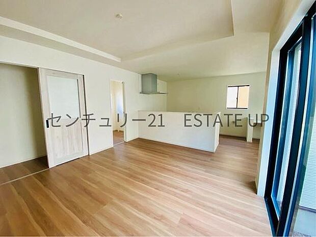 【リビング】心地いい光が差し込みます。過ごしやすいリビングで家族が快適な日々が送れます。