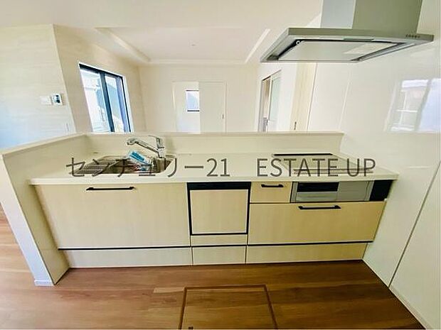 【キッチン】火力の調整が楽で安全性の高い人気のIH。お子様も見守れる対面キッチンです。