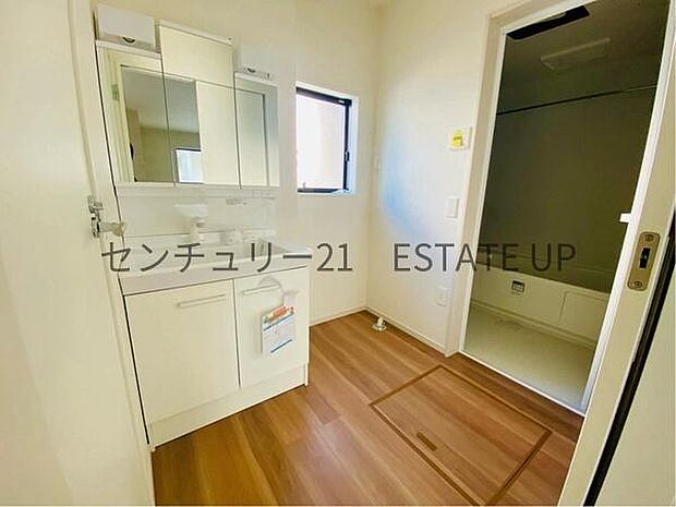 【洗面台・洗面所】スペースの広い洗面所が特徴。横には収納棚も♪