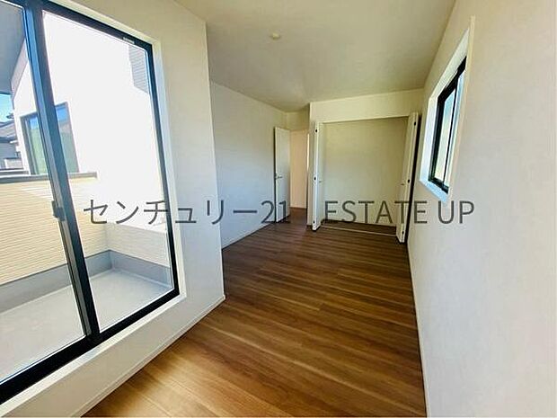 【洋室】バルコニーに出れる洋室で明るく快適な洋室です。