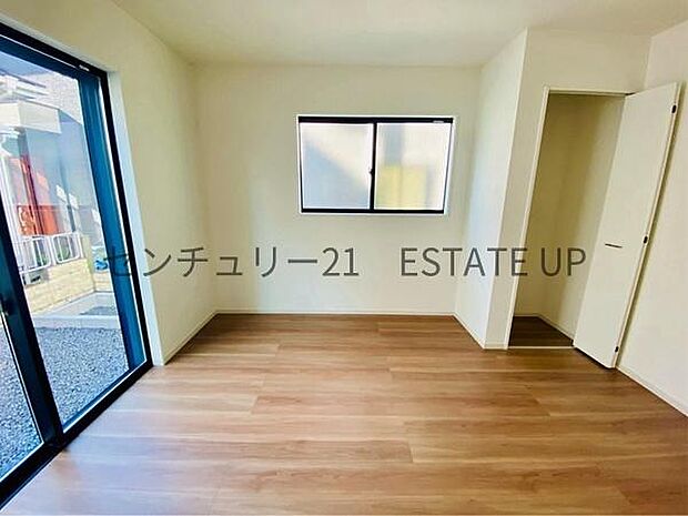 【洋室】リビングの奥に洋室があり様々な使い方ができます♪