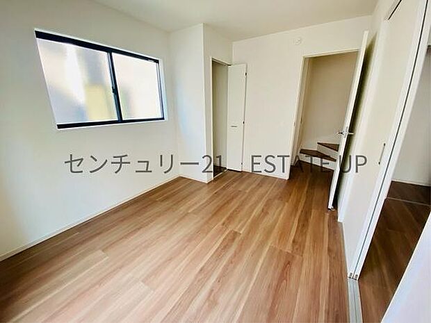 【洋室】リビングの奥に洋室があり様々な使い方ができます♪