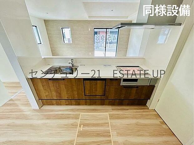 【同様設備　キッチン】火力の調整が楽で安全性の高い人気のIH。お子様も見守れる対面キッチンです。