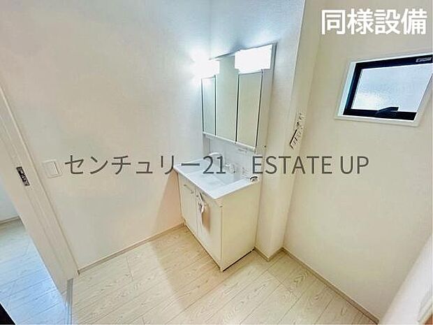 【同様設備　洗面台・洗面所】スペースの広い洗面所が特徴