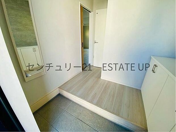 【玄関】シューズボックス・全身鏡もある玄関です。
