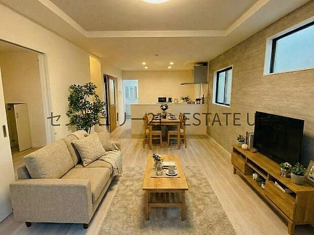 【リビング】リビング空間にキッチン。みんなで食事を楽しめる空間。※ホームステージングしているイメージ図です。