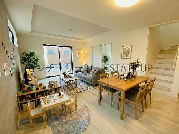 【リビング】広々としたリビング空間で、家族団らんや来客時にもゆったり過ごせる心地よい空間。※ホームステージングしているイメージ図です。