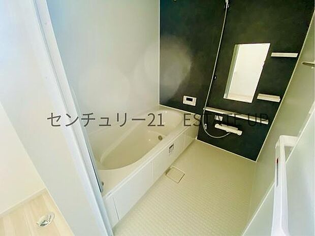 【バス】1日の疲れを癒してくれる広々としたバスルーム。