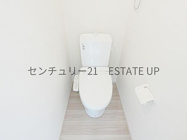 【トイレ】温水洗浄便座付きのトイレです。