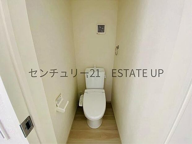 【トイレ】二階トイレ。各階にトイレが付いているので、忙しい朝の時間帯にも安心。