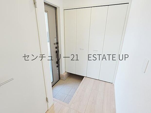 【玄関】シューズボックスもある玄関です。
