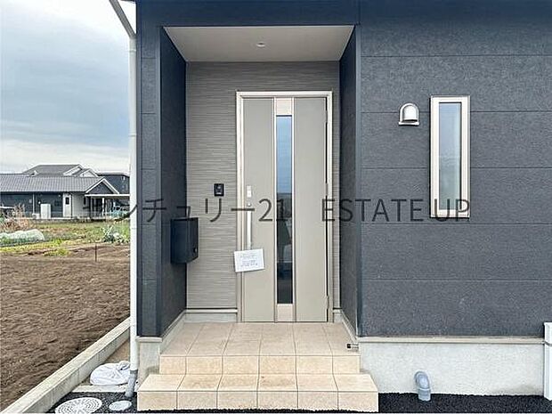 【玄関】大きなドアが帰りを出迎えてくれます。