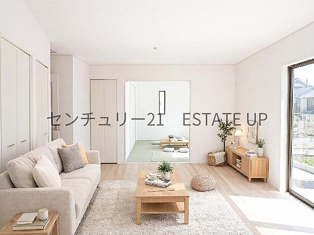 【リビング】広々としたリビング空間で、家族団らんや来客時にもゆったり過ごせる心地よい空間。※ホームステージングしているイメージ図です。