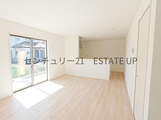 【リビング】心地いい光が差し込みます。過ごしやすいリビングで家族が快適な日々が送れます。