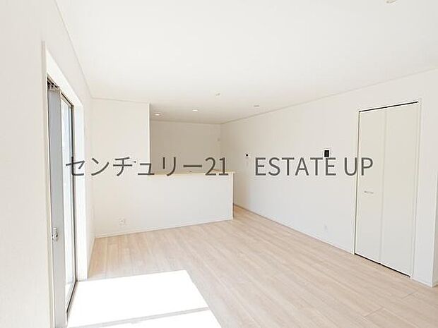 【リビング】16.5帖のリビング。ご家族みんなで過ごせる空間です。