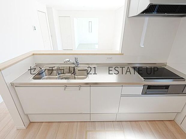 【キッチン】火力の調整が楽で安全性の高い人気のIH。お子様も見守れる対面キッチンです。