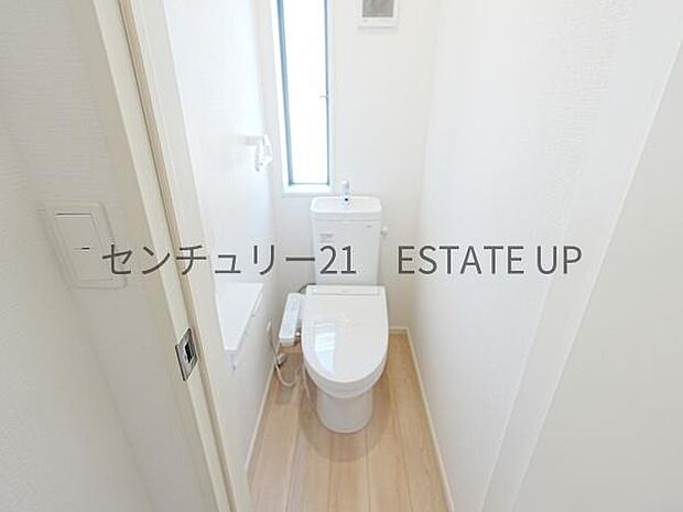 【トイレ】温水洗浄便座付きのトイレです。