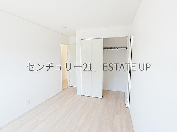 【洋室】6.5帖の主寝室。クローゼットもあるので収納や着替えもできます。