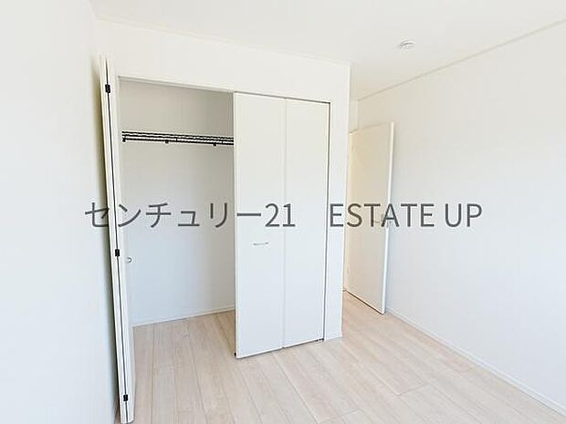 【洋室】5帖の洋室。家族構成やライフスタイルに合わせて、多目的にお使いいただけます。(1)