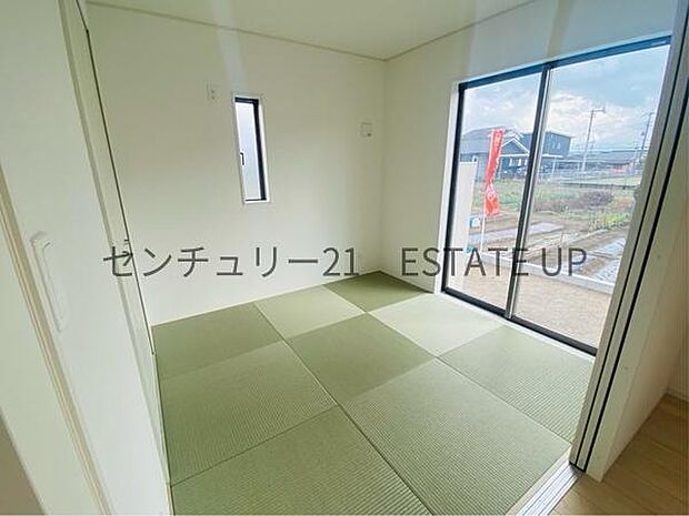 【和室】リビングに和室があり、来客にも、思い切りお子様が遊べるキッズスペースにもお昼寝スペースにもぴったり!