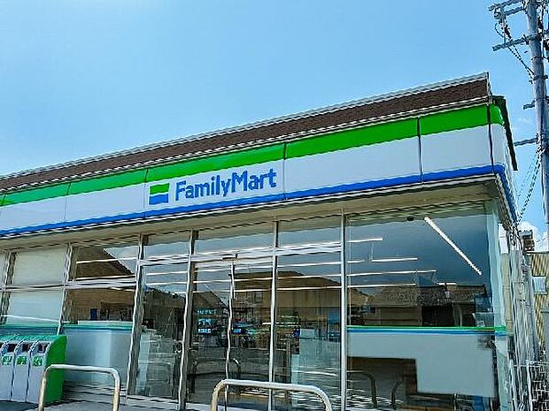 ファミリーマート明和三丁目店まで590m、急な買い物やATMの利用にも便利♪徒歩圏に『ファミリーマート』があって安心です。
