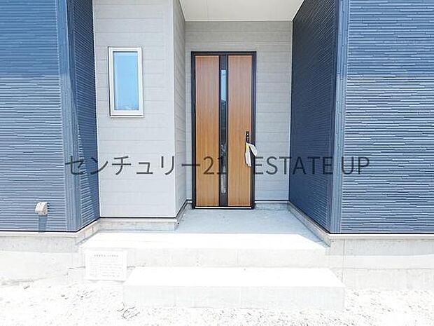 【玄関】階段があり扉もオシャレな玄関です。