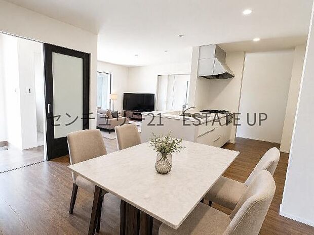 【リビング】リビング空間にキッチンがあり、みんなで食事を楽しめる空間。※ホームステージングしているイメージ図です。