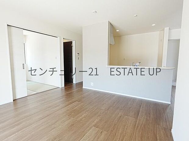 【リビング】リビングに畳の部屋があり来客室やキッズのスペース多様にご使用いただけます。