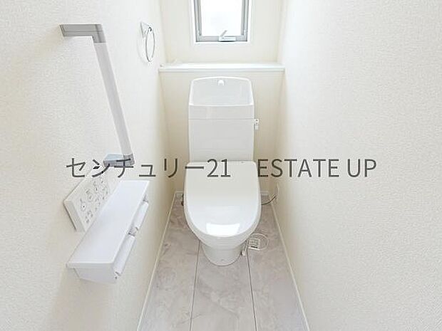 【トイレ】温水洗浄便座付きのトイレです。
