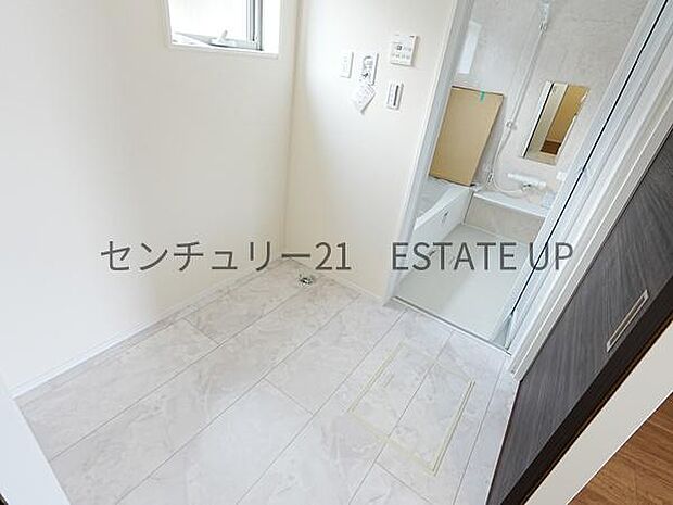 【洗面台・洗面所】洗面所横のスペース。ランドリールームでも収納スペースでも多様にご使用できます♪